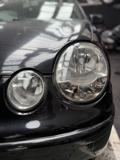 Un hombre está puliendo un coche blanco con una máquina.