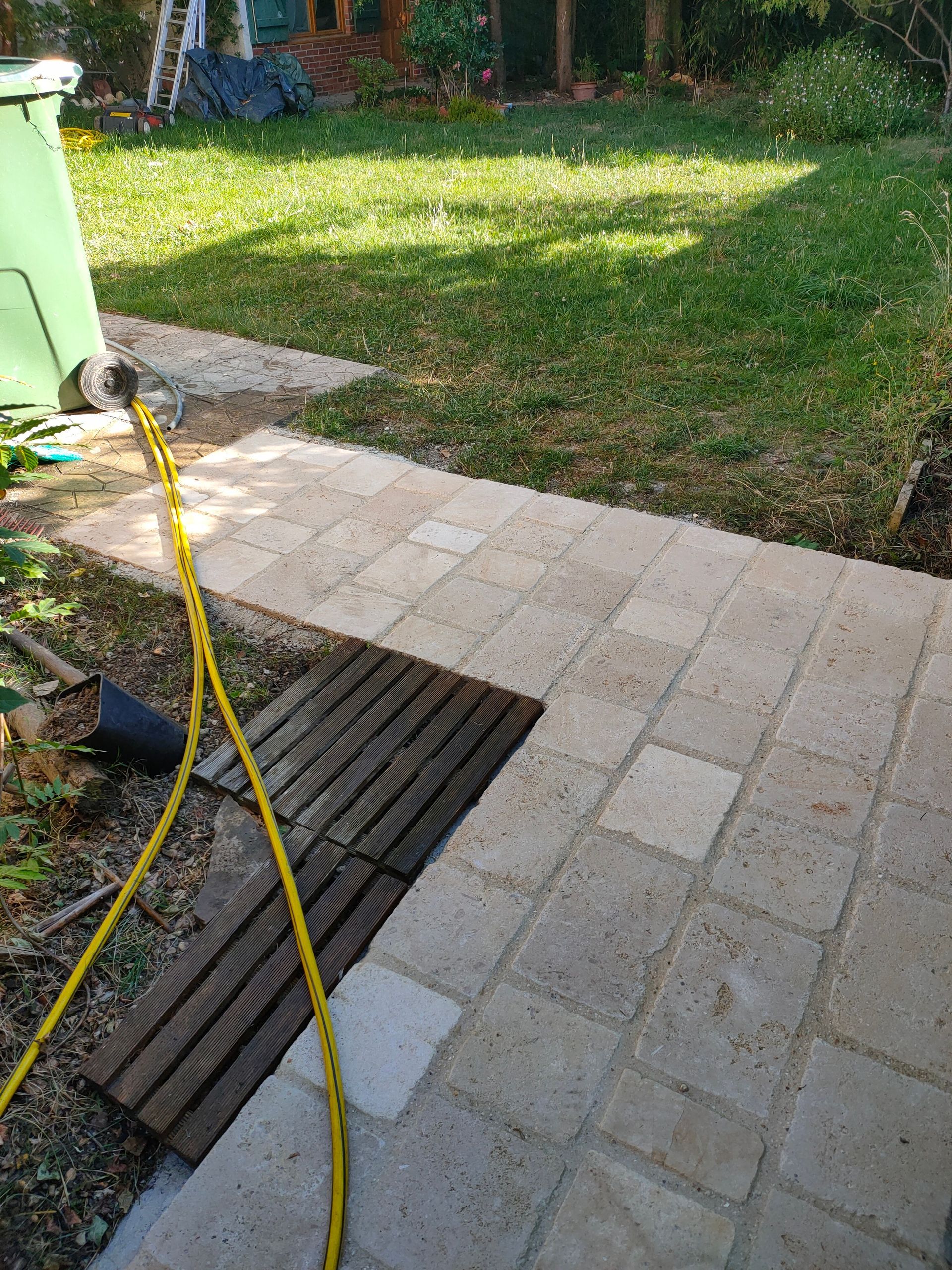 Un chemin en dalle qui forme un angle droit - Entreprise Haikal