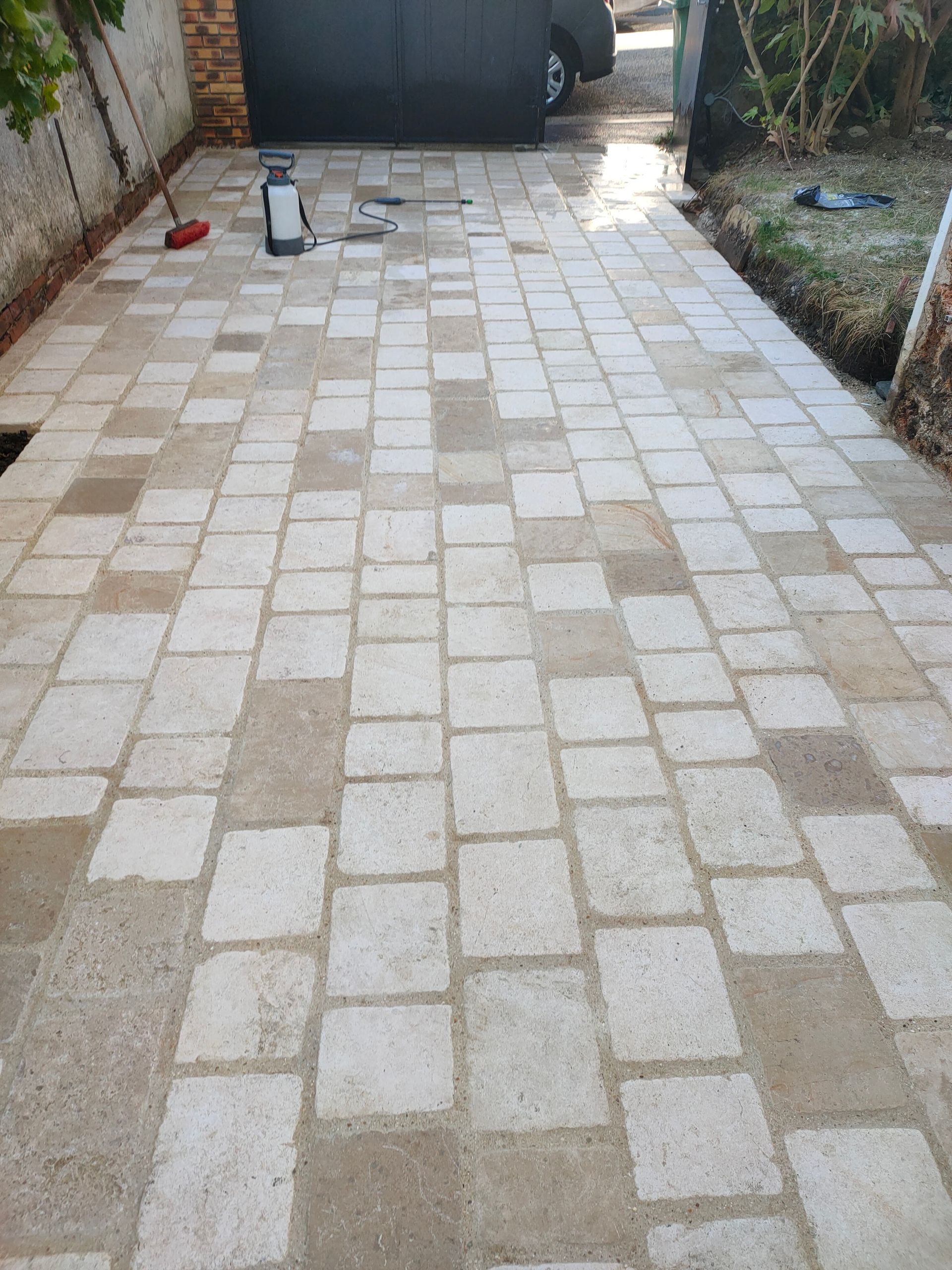 Une allée extérieure en pierre - Entreprise Haikal