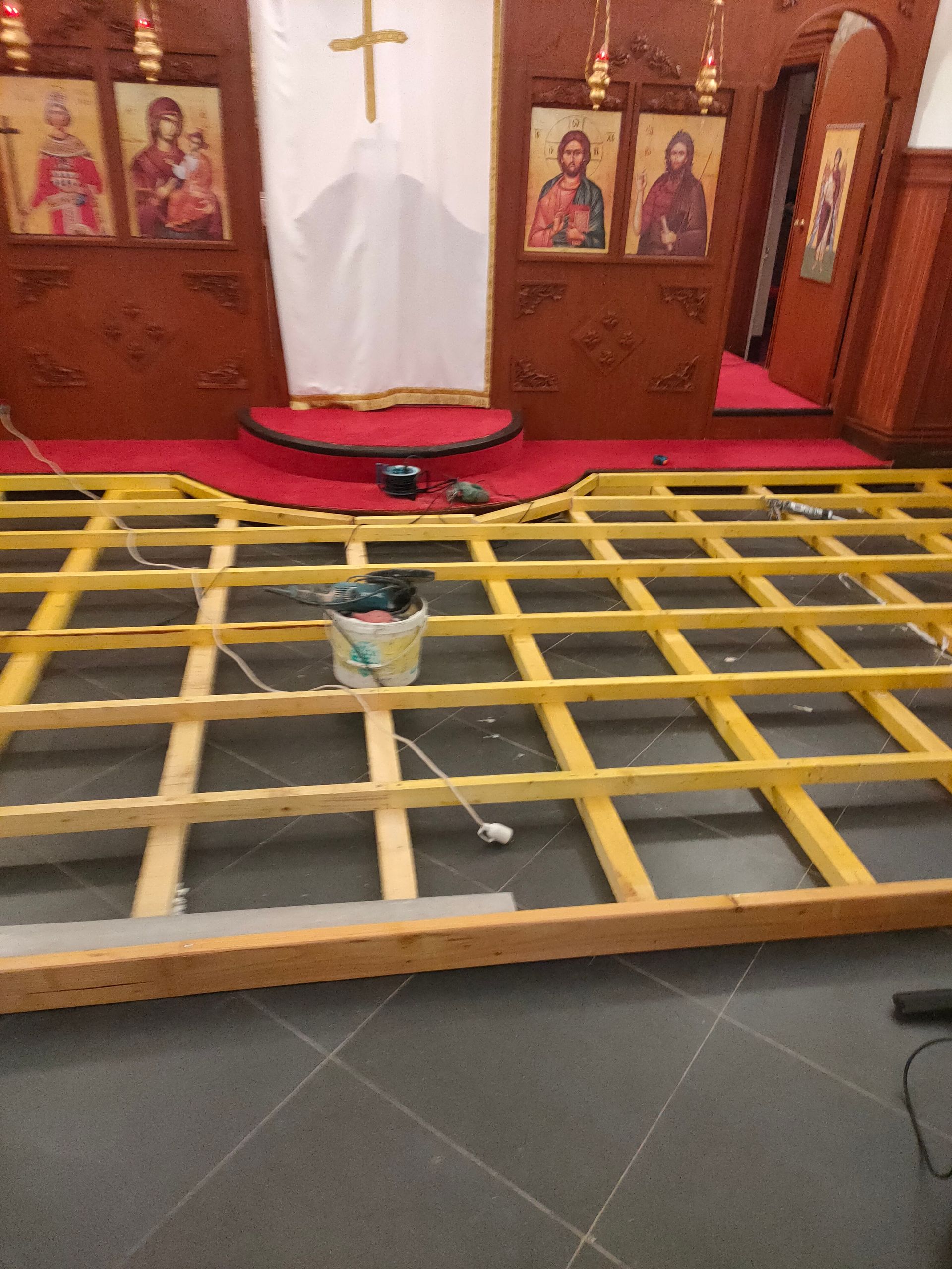 Des planches de bois posées en cadrillage vues de haut - Entreprise Haikal