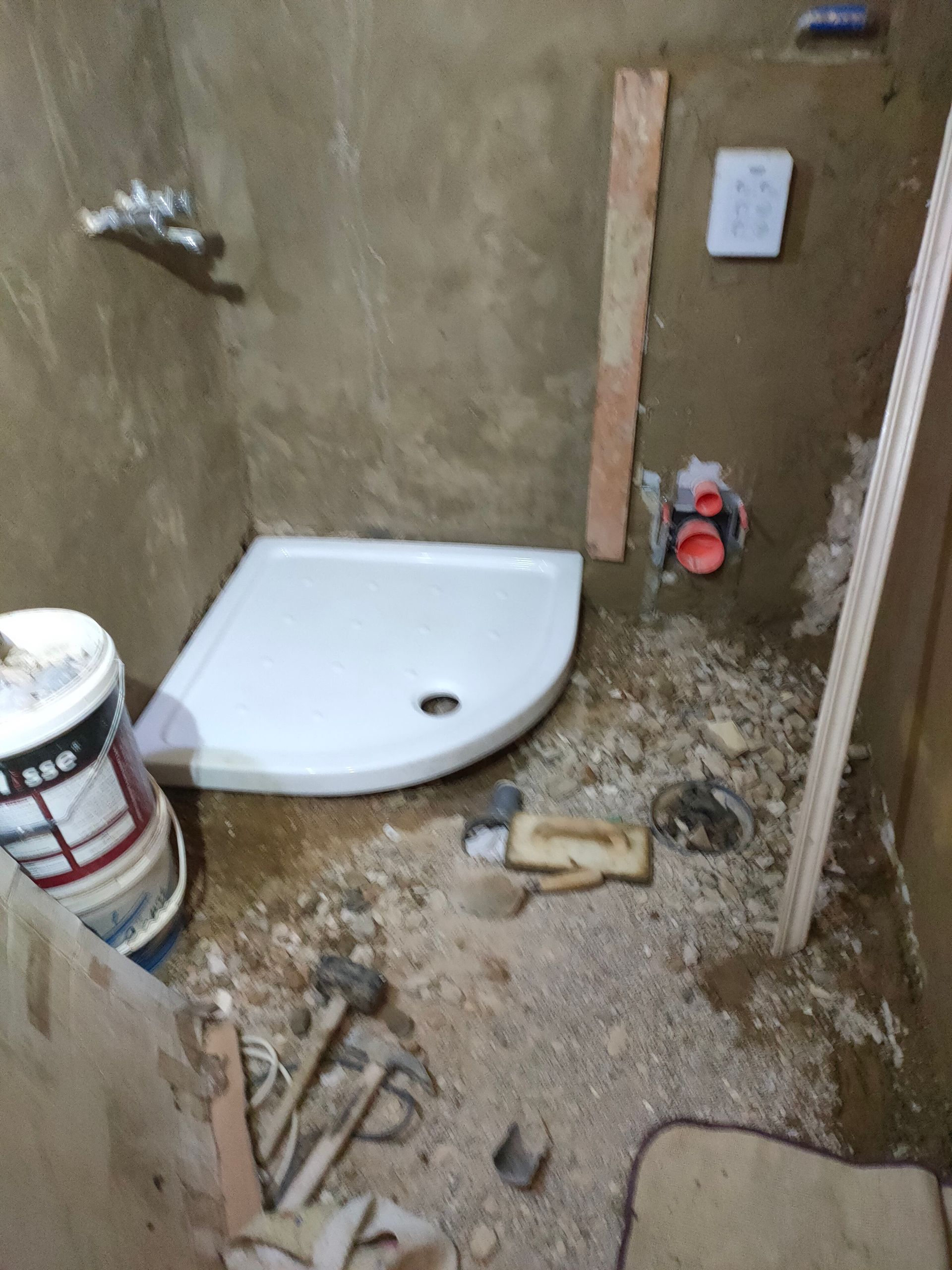 Un lavabo dans une pièce en travaux - Entreprise Haikal