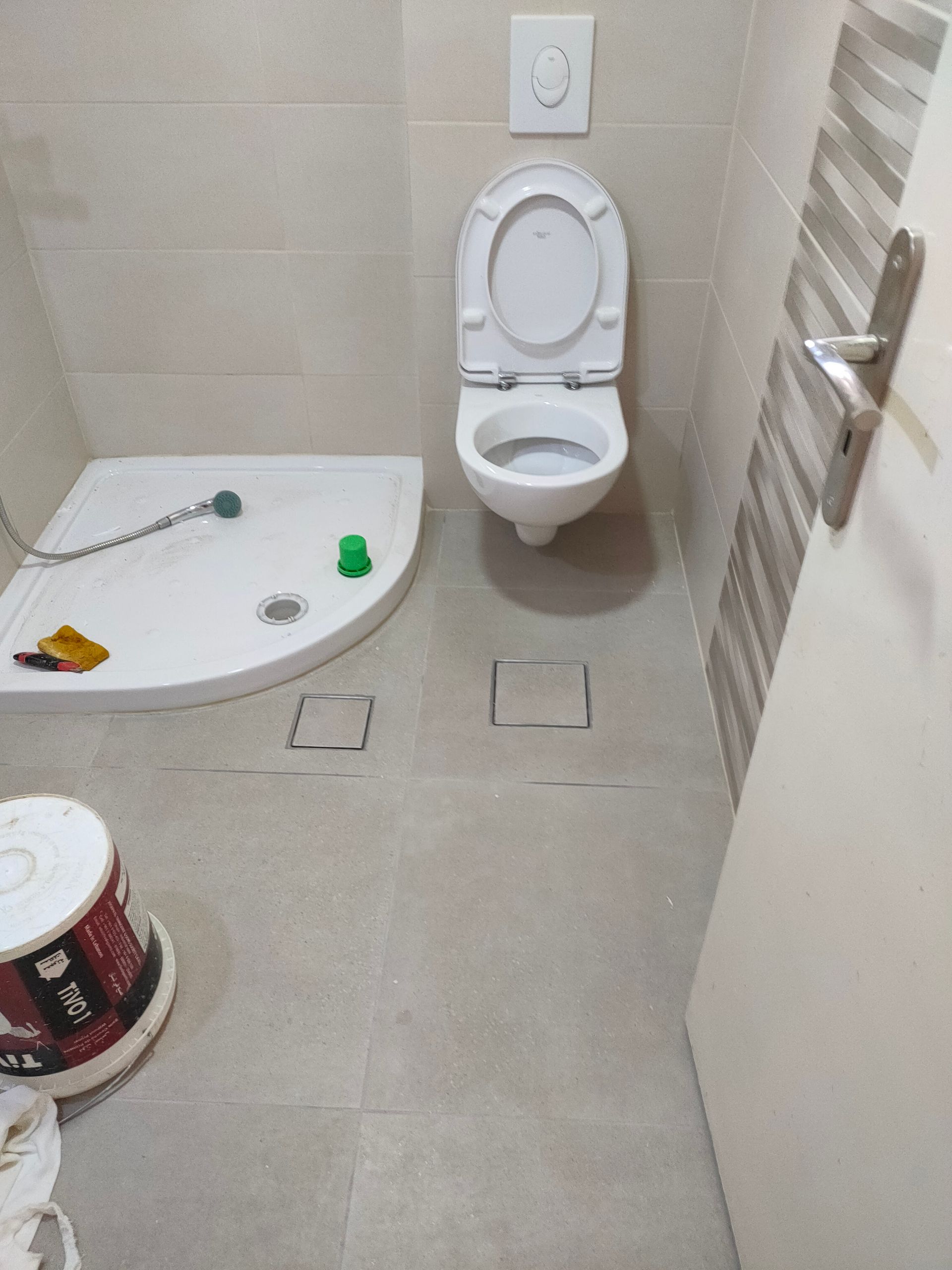 Un lavabo et des toilettes dans une pièce en travaux - Entreprise Haikal
