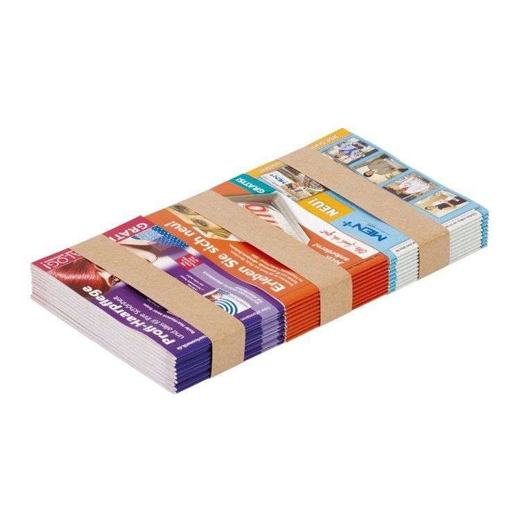 Una pila de volantes con uno que dice gratis