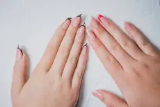 Un primer plano de las manos de una mujer con diferentes uñas.