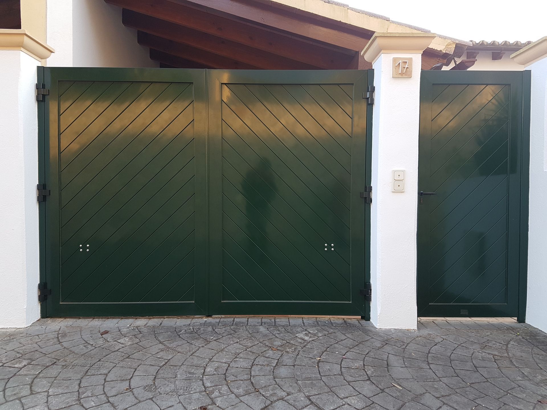 Una puerta verde con el número 14.