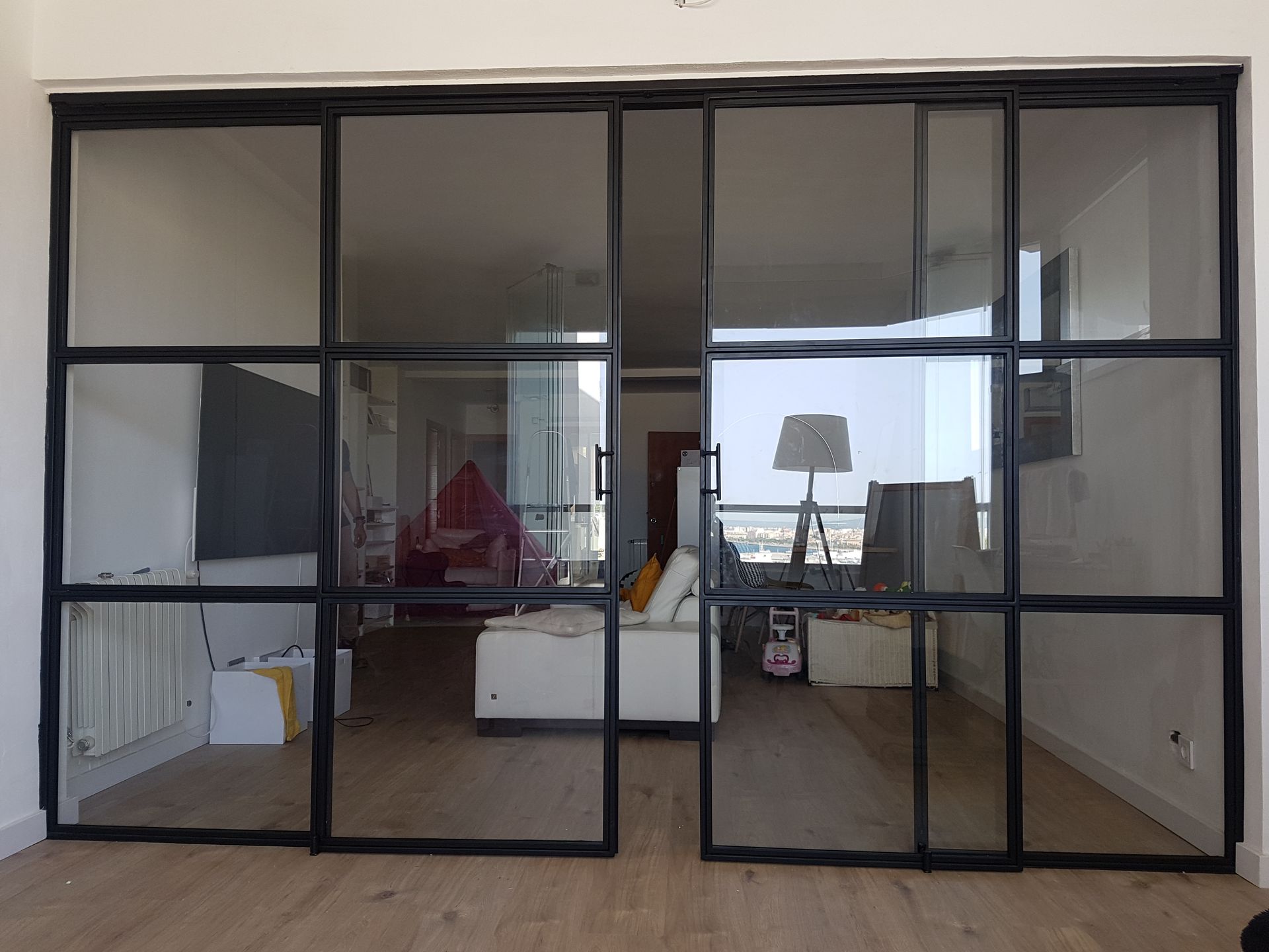 Una sala de estar con puertas corredizas de vidrio y un sofá.