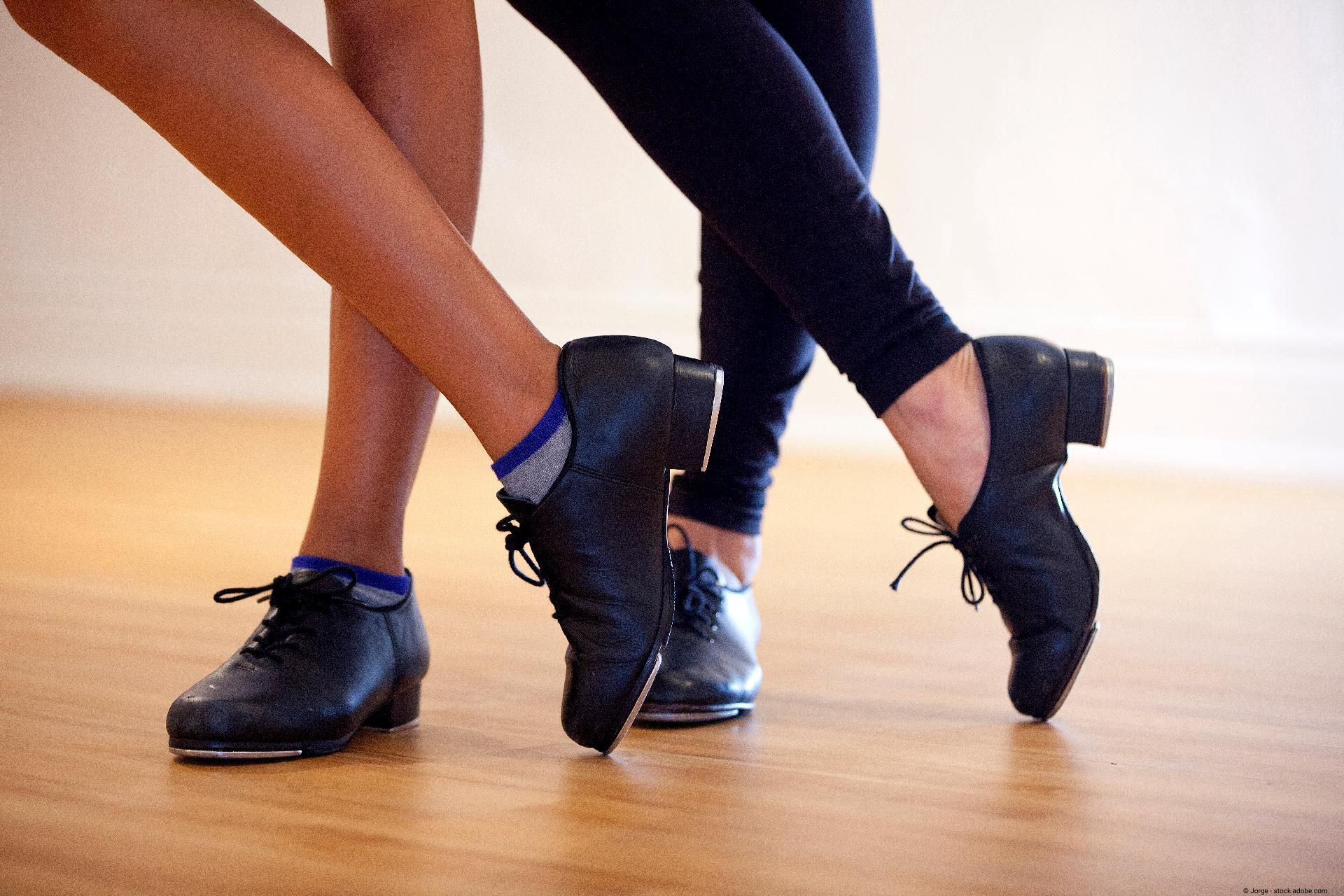 Nahaufnahme von Füßen in Tanzschuhen bei schnellen Schrittfolgen