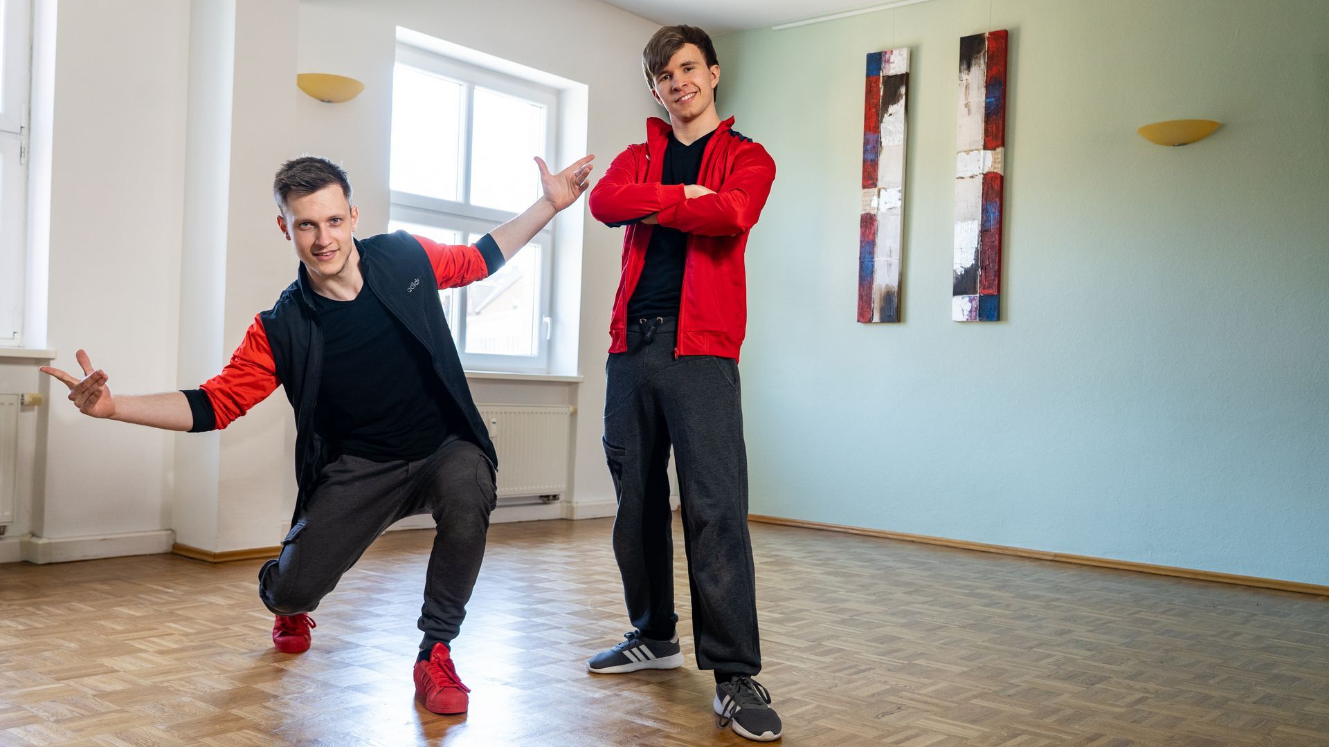 Zwei Personen zeigen Hip-Hop- und Breakdance-Bewegungen in einem Tanzstudio