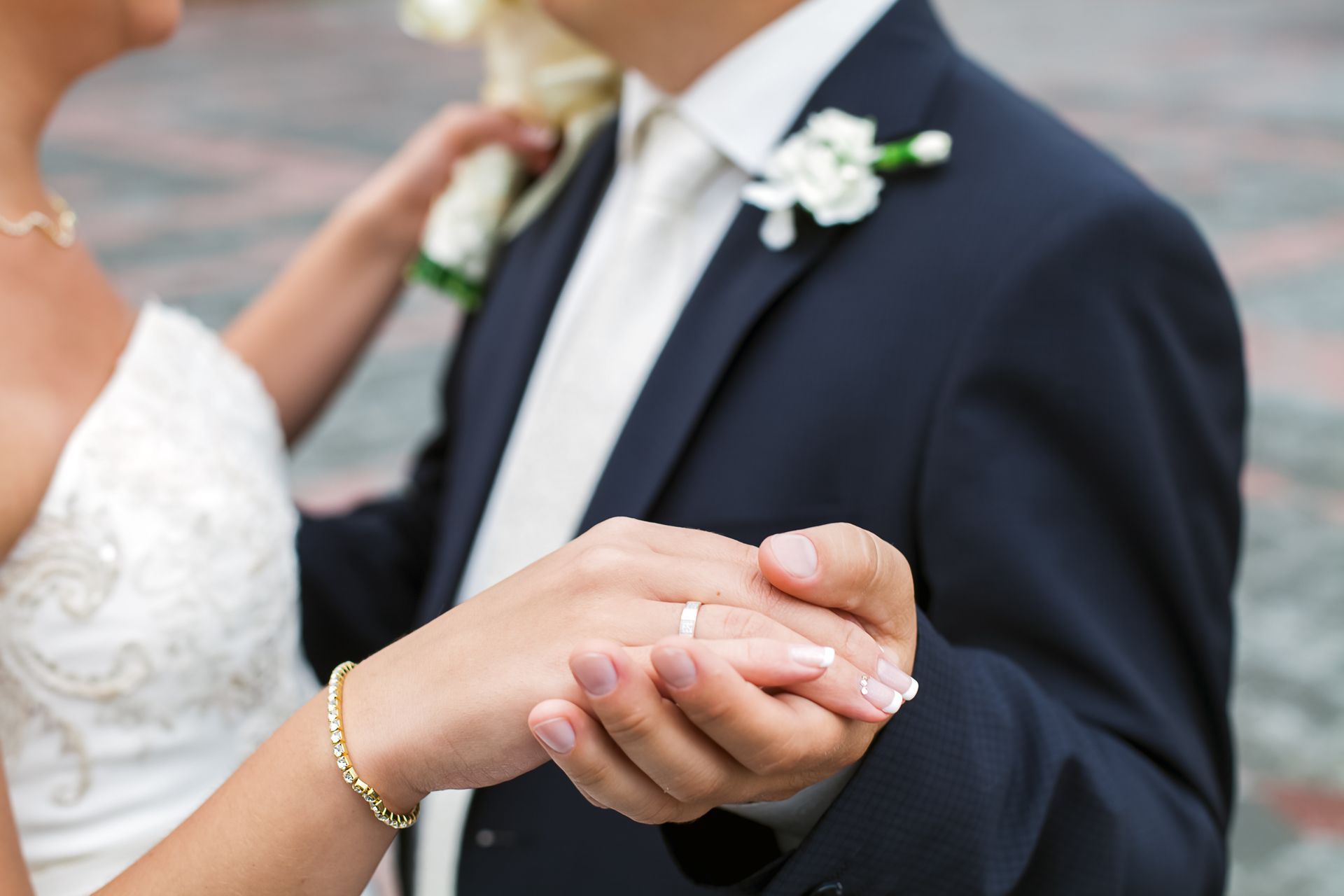 Nahaufnahme eines Hochzeitstanzes mit Händen eines Brautpaares in festlicher Kleidung