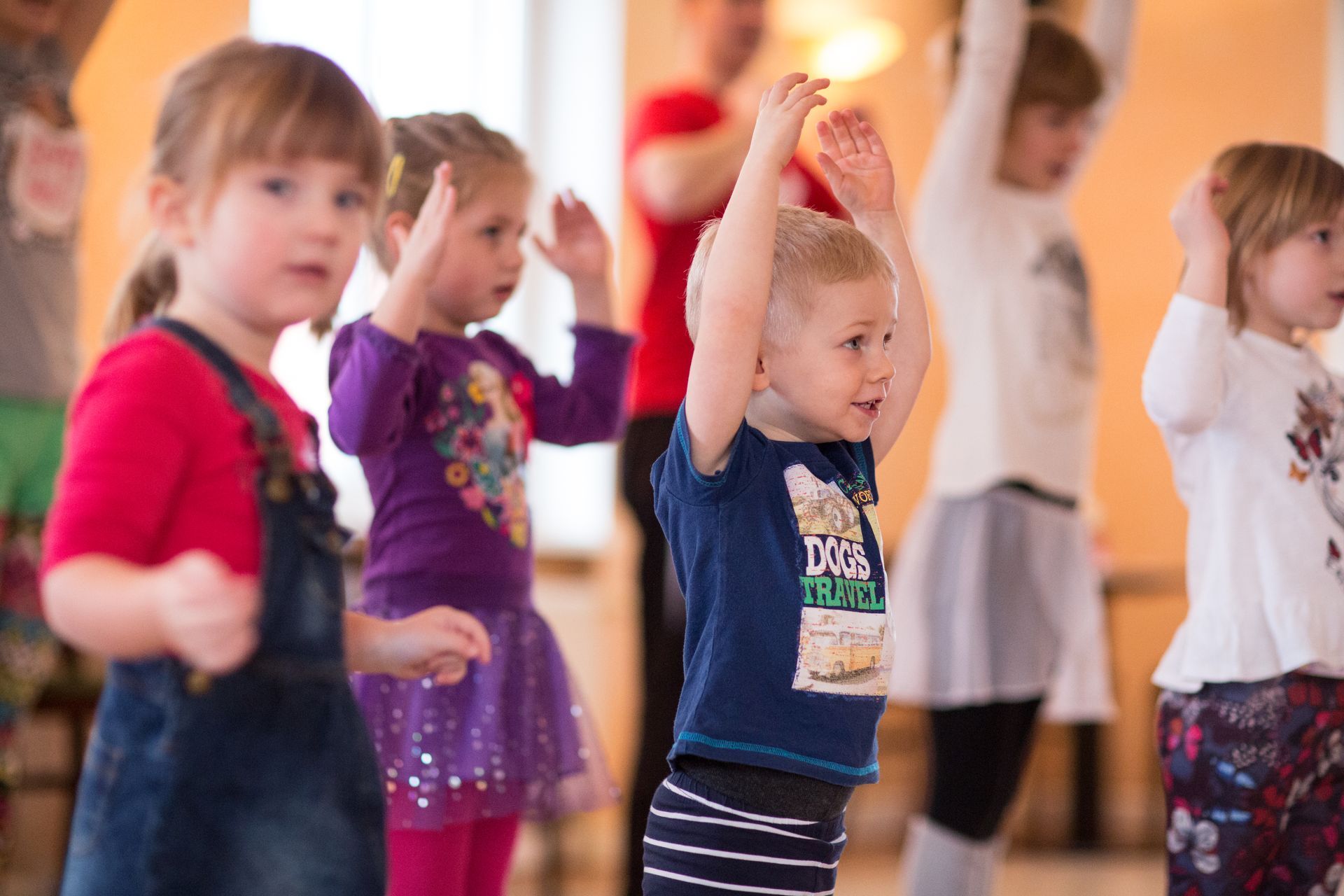 Kinder beim Ballettkurs üben Tanzbewegungen in einem hellen Raum