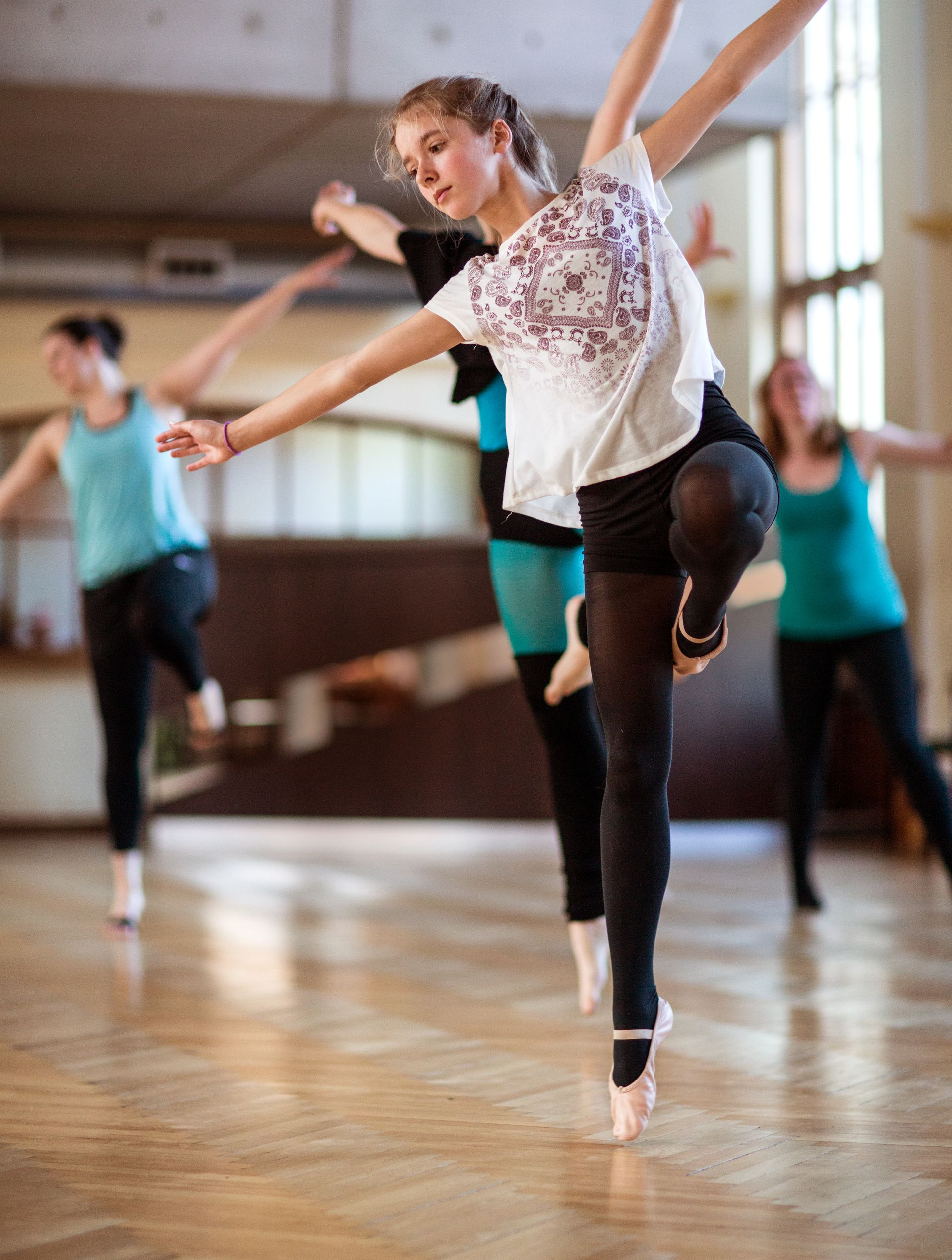 Person im Jazzdance-Kurs mit ausgestreckten Armen in dynamischer Pose