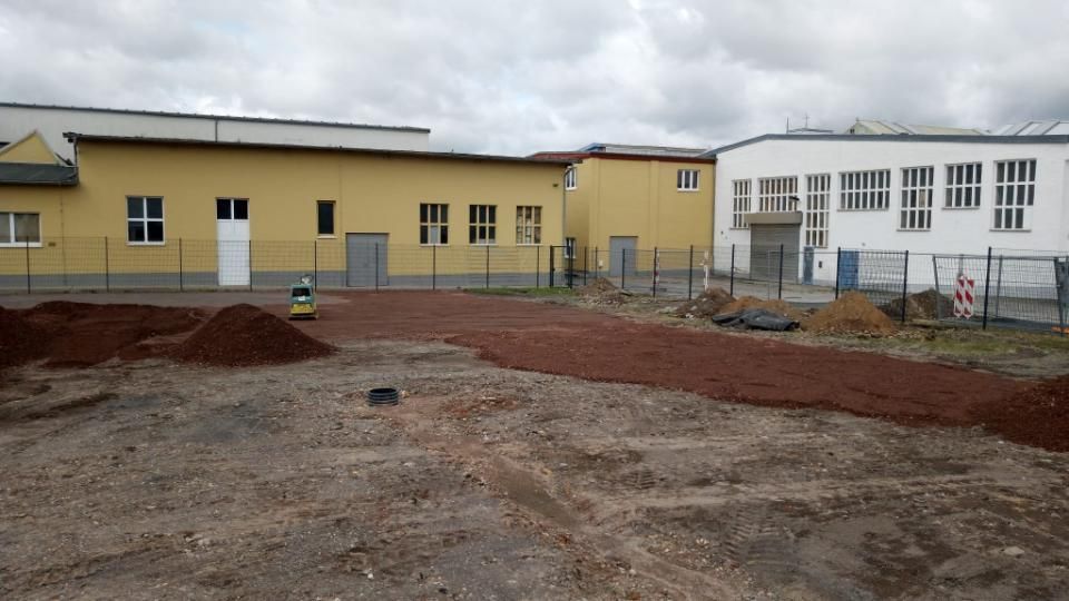 Ronny Mätzold Maurer- und Betonarbeiten – eine rote Schotterfläche nach der Planierung