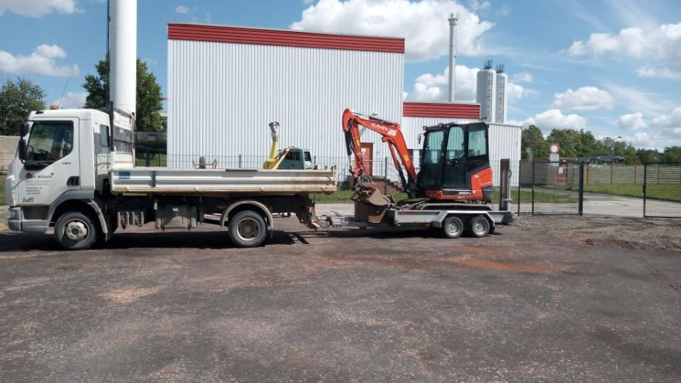 Ronny Mätzold Maurer- und Betonarbeiten – ein Bagger auf dem Anhänger eines LKWs