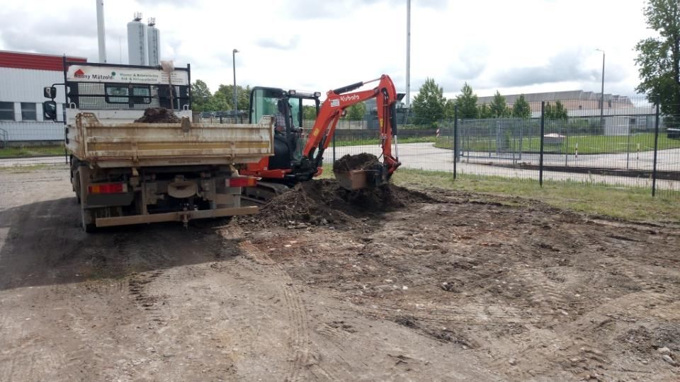 Ronny Mätzold Maurer- und Betonarbeiten – ein Schaufelbagger bei Erdarbeiten