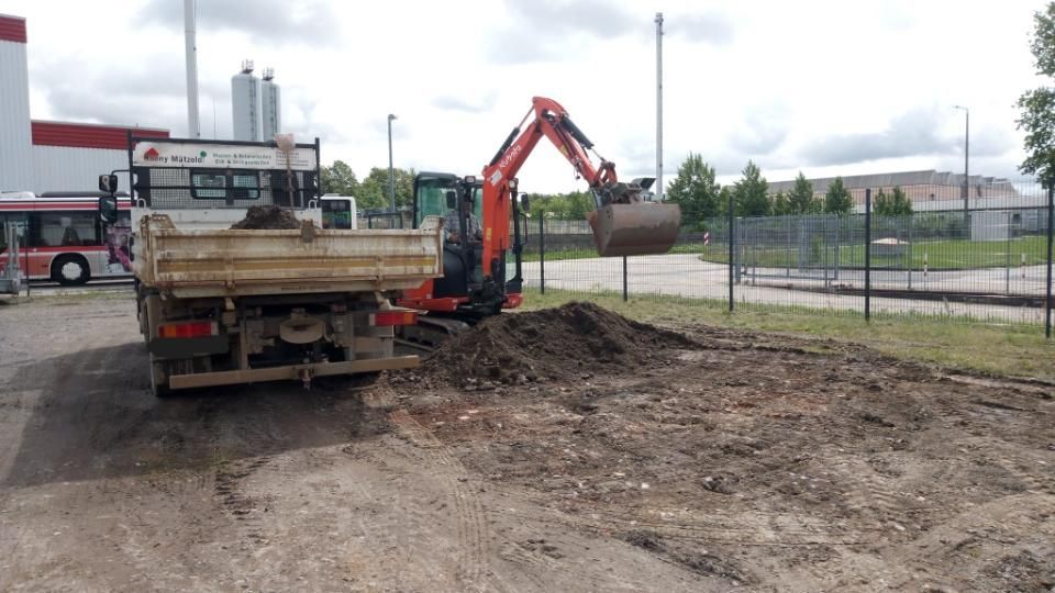 Ronny Mätzold Maurer- und Betonarbeiten – ein Bagger mit Schaufel bei Erdarbeiten