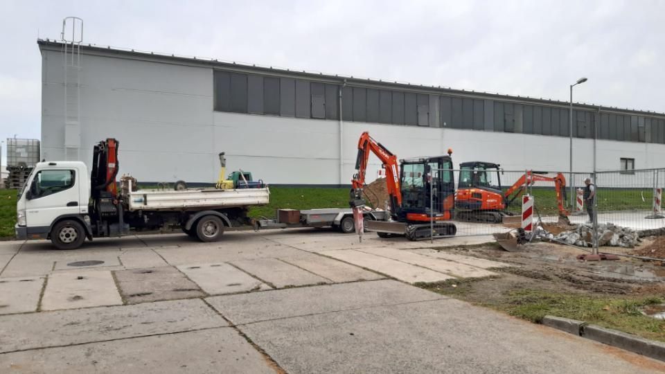 Ronny Mätzold Maurer- und Betonarbeiten – Bagger brechen Betonplatten auf