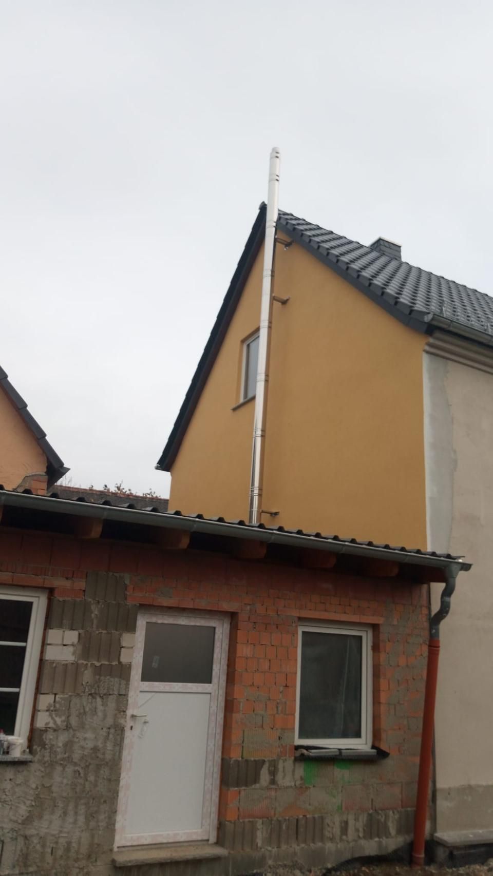 Ronny Mätzold Maurer- ein Reihenhaus vor einem alten Ziegelhaus