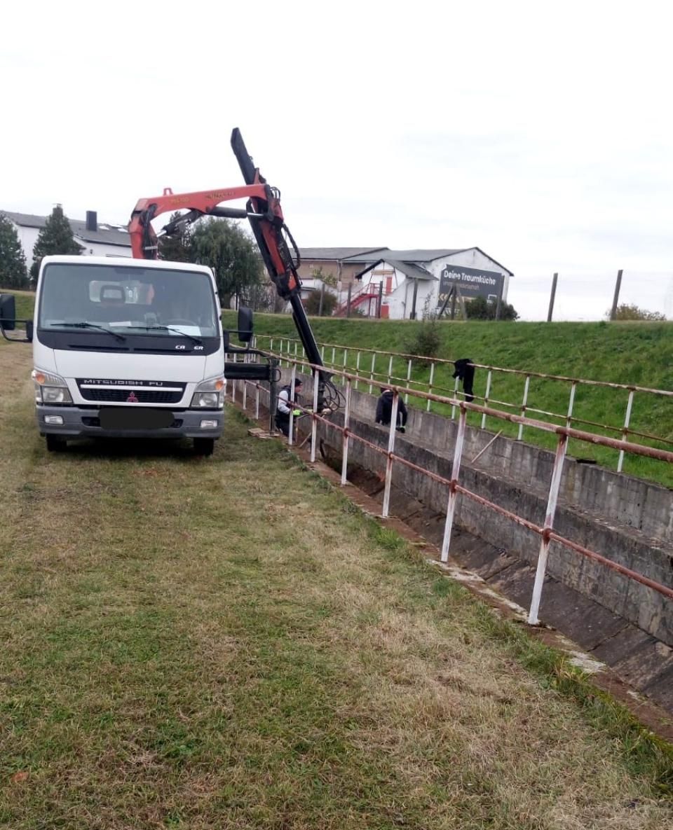 Ronny Mätzold Maurer- und Betonarbeiten – Beton wird mit Arbeitsgeräten abgetragen