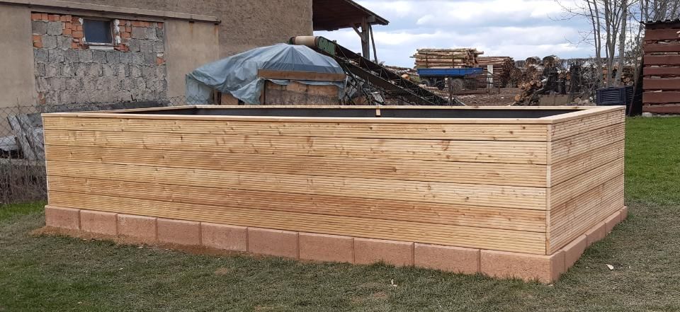 Ronny Mätzold Maurer- und Betonarbeiten – ein Holzcontainer mit einem Fundament aus Ziegelsteinen