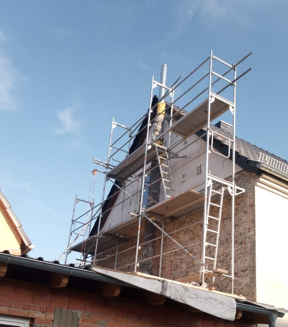 Ronny Mätzold Maurer- und Betonarbeiten – ein Baugerüst an der Hauswand eines Einfamilienhauses