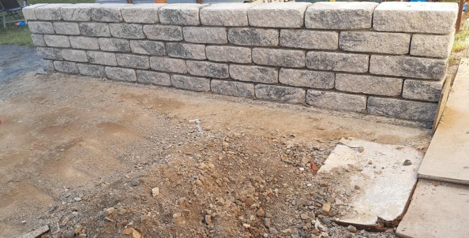 Ronny Mätzold Maurer- und Betonarbeiten – eine graubraune Ziegelwand mit fünf Lagen