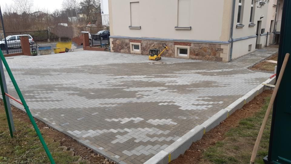 Ronny Mätzold Maurer- und Betonarbeiten – Pflastersteine an einem Wohnhaus nach der Verlegung