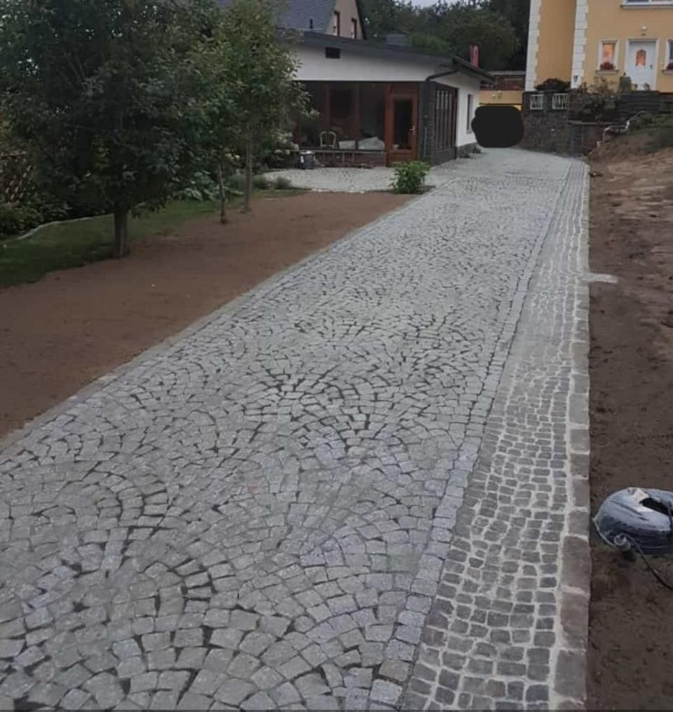 Ronny Mätzold Maurer- und Betonarbeiten – gepflasterter Gehweg auf Privatgrundstück nach Fertigstellung