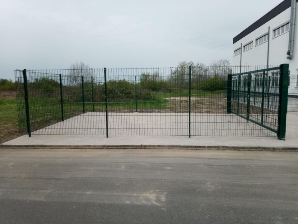 Ronny Mätzold Maurer- und Betonarbeiten – frisch betonierte Fläche mit grüner Umzäunung