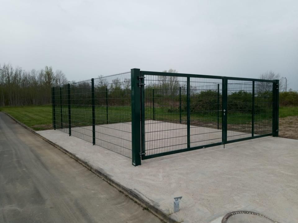 Ronny Mätzold Maurer- und Betonarbeiten – frisch betonierte Fläche mit grüner Umzäunung