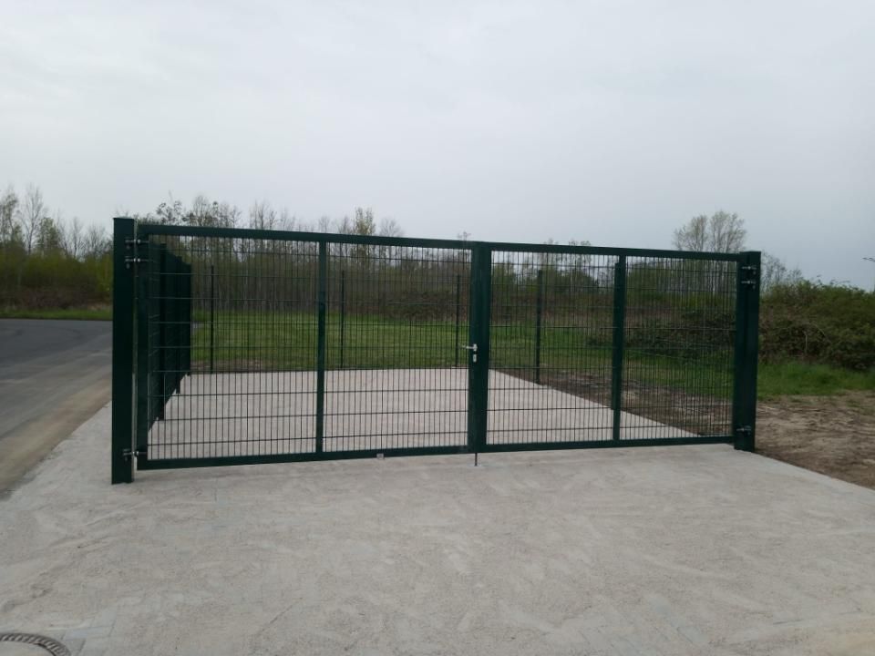 Ronny Mätzold Maurer- und Betonarbeiten – frisch betonierte Fläche mit grüner Umzäunung