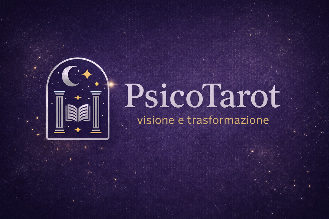 Scena di lettura dei tarocchi, ambientazione mistica con carte, cristallo e fumo viola.