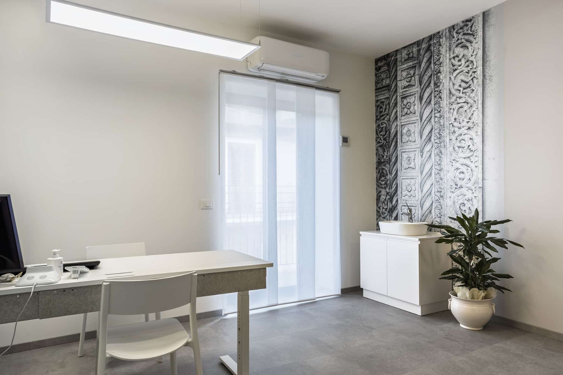 Sala con tavolo e sedie