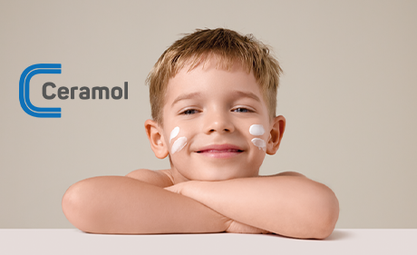 Bambino che tiene un tubetto di crema Ceramol. Testo Ceramol nel cuore della barriera.