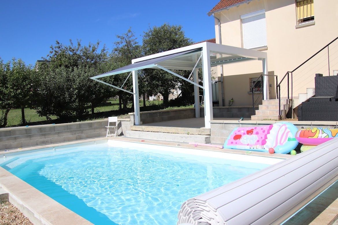 Piscine creusée et pergola blanche