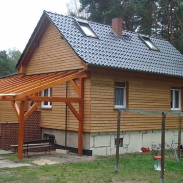 Holzfassade mit Überdachung