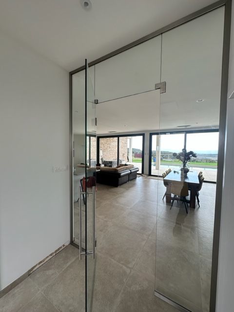 Porte vitrée ouverte