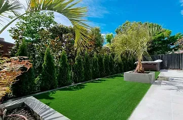 Hay un jacuzzi en el patio trasero de una casa.