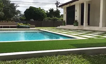 Hay una gran piscina en el patio trasero de una casa.