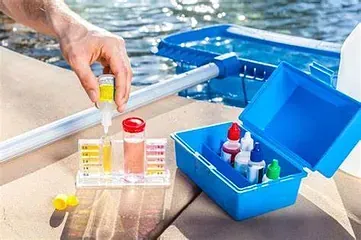 Una persona está probando el agua en una piscina.