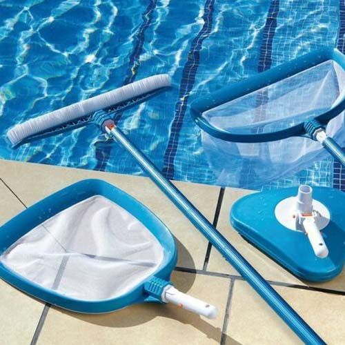 Una piscina con una red y un cepillo en el lateral