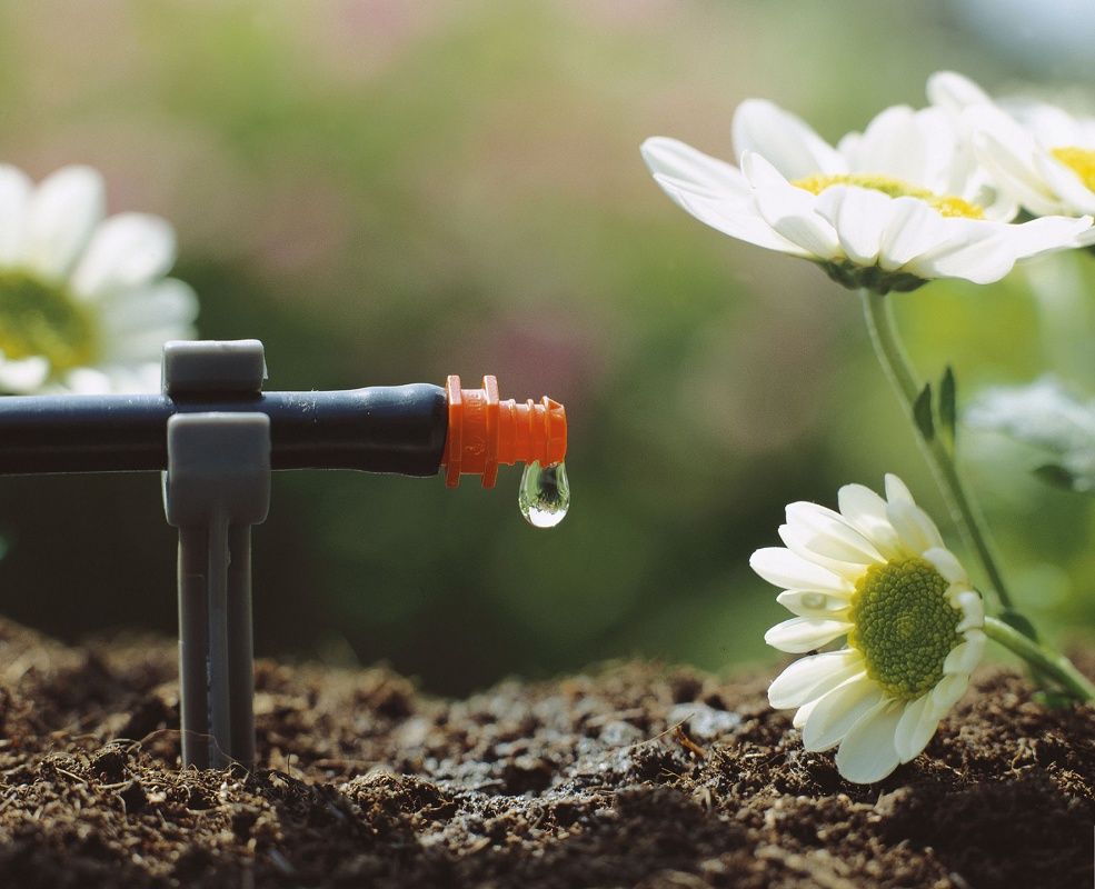 Una manguera con una gota de agua saliendo de ella