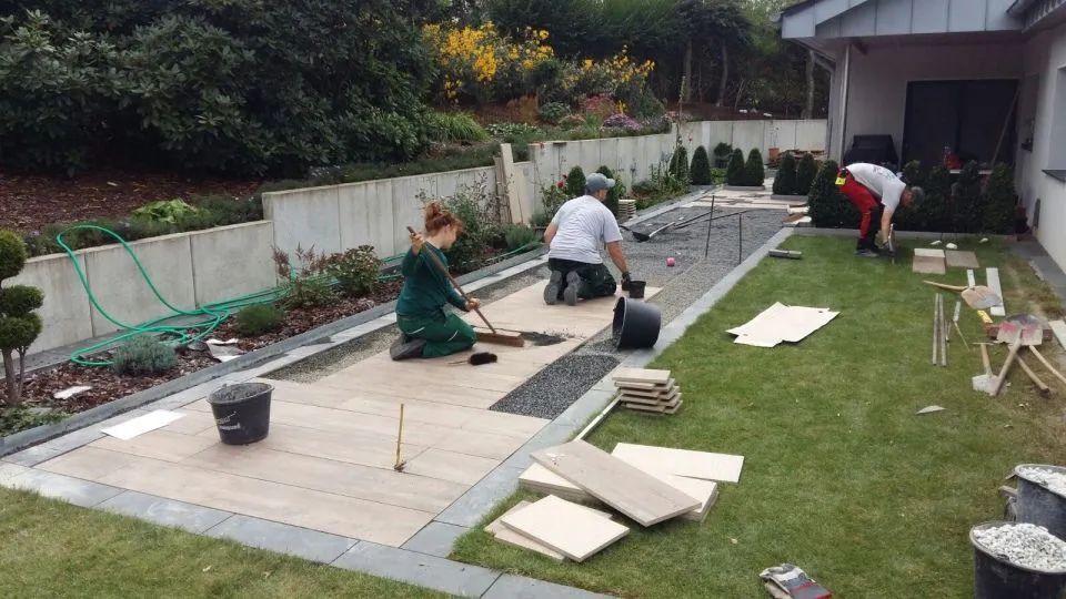 Mitarbeiter pflastern