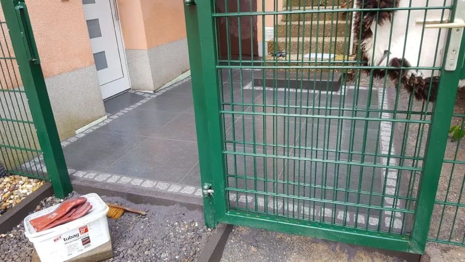 Zaun und Pflasterarbeiten
