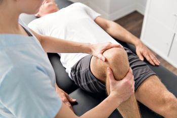 Physiotherapeutische Behandlung am Knie