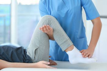 Physiotherapie-Behandlung am Bein