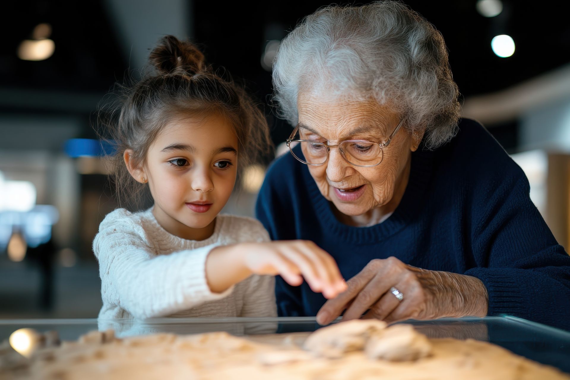Grand-mère et sa petite-fille au musée du Louvre