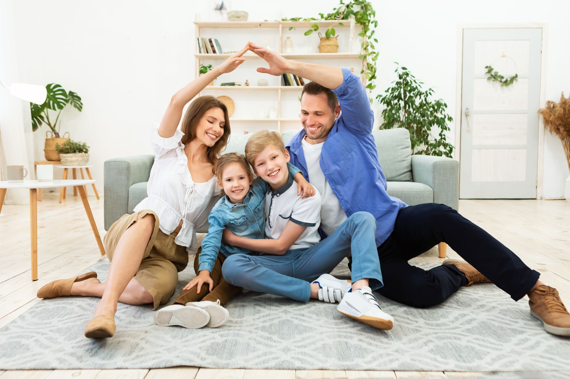 Une famille heureuse dans un salon