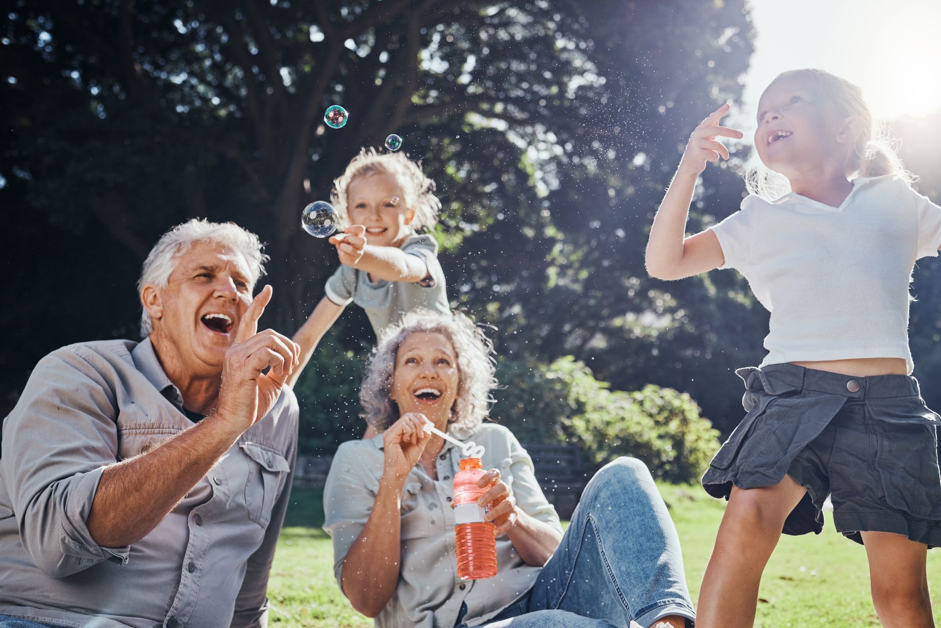 Famille dans le jardin du Luxembourg à Paris
