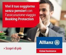Pubblicità per l'assicurazione di viaggio Allianz con un uomo sorridente, testo rosso su bianco e il logo Allianz.