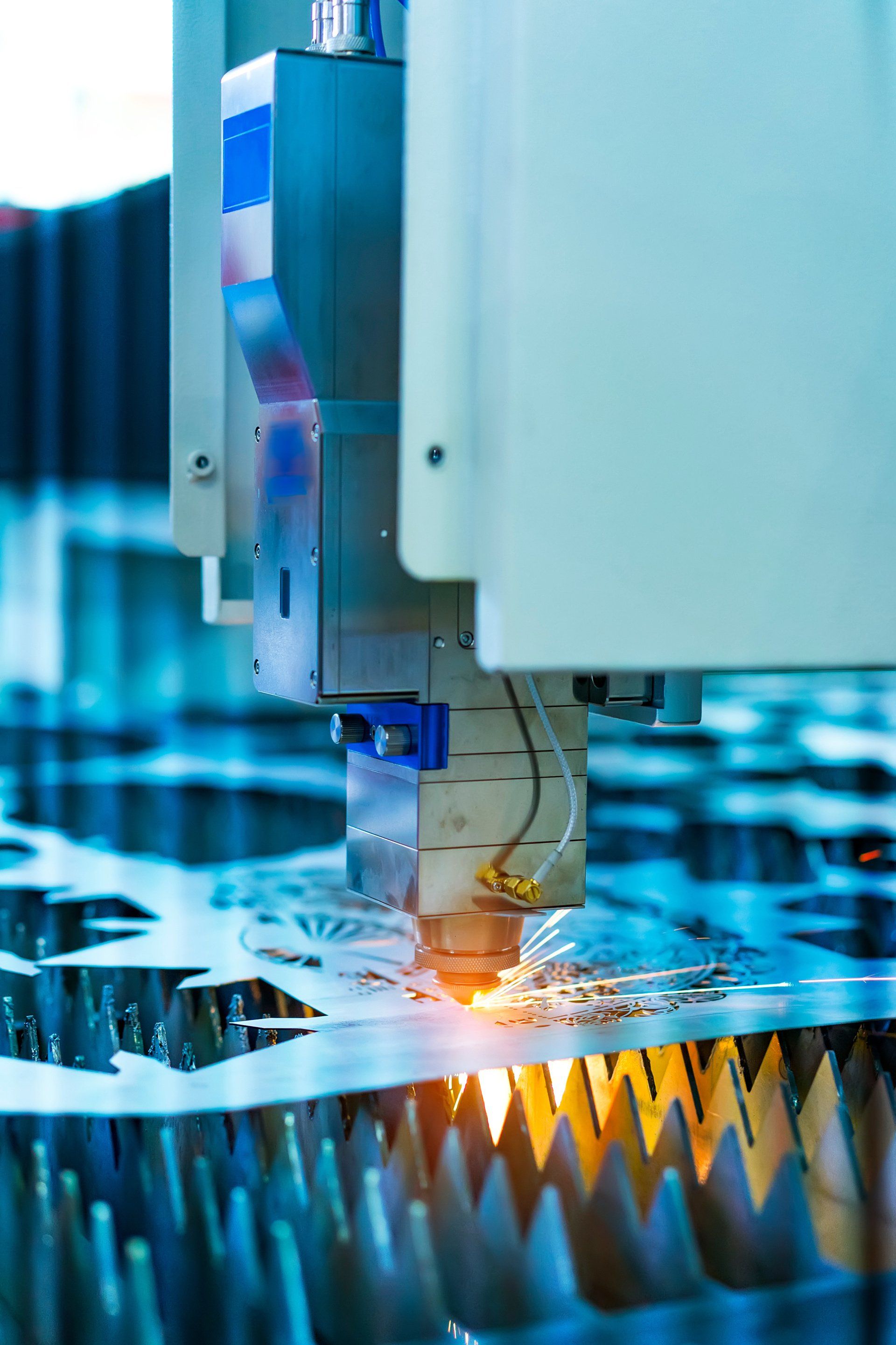 Laser d'une machine à découper sur une feuille de tôle